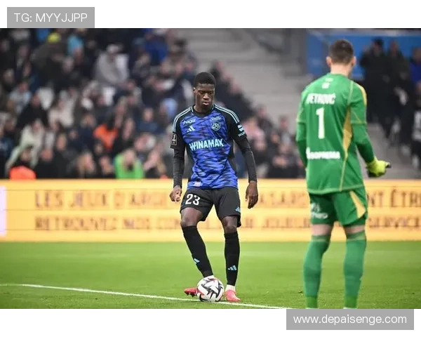 17岁塞内加尔中场达博试训曼联表现出色引发关注